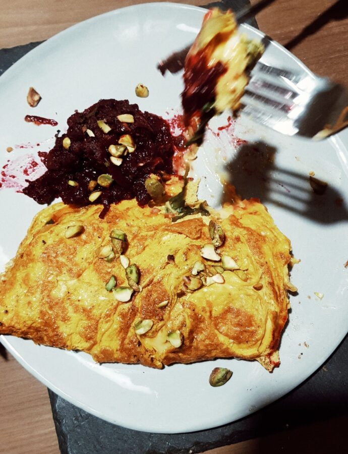 Omelette with spinach, tomato and brie & beetroot compote