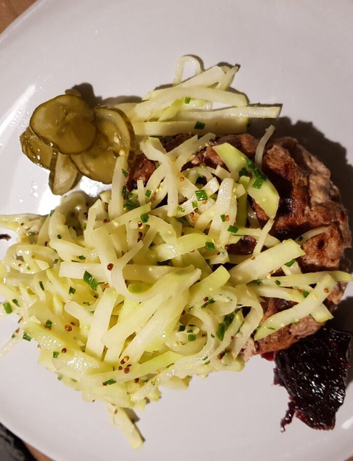 Turkey Burger & Kohlrabi slaw