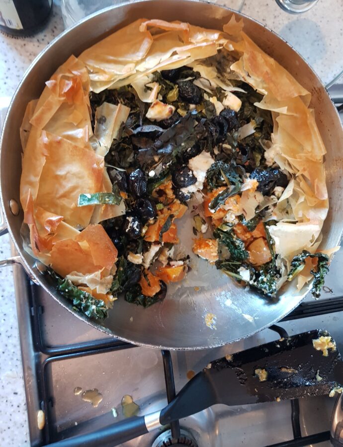 Spinach, squash and goat&apos;s cheese filo pie