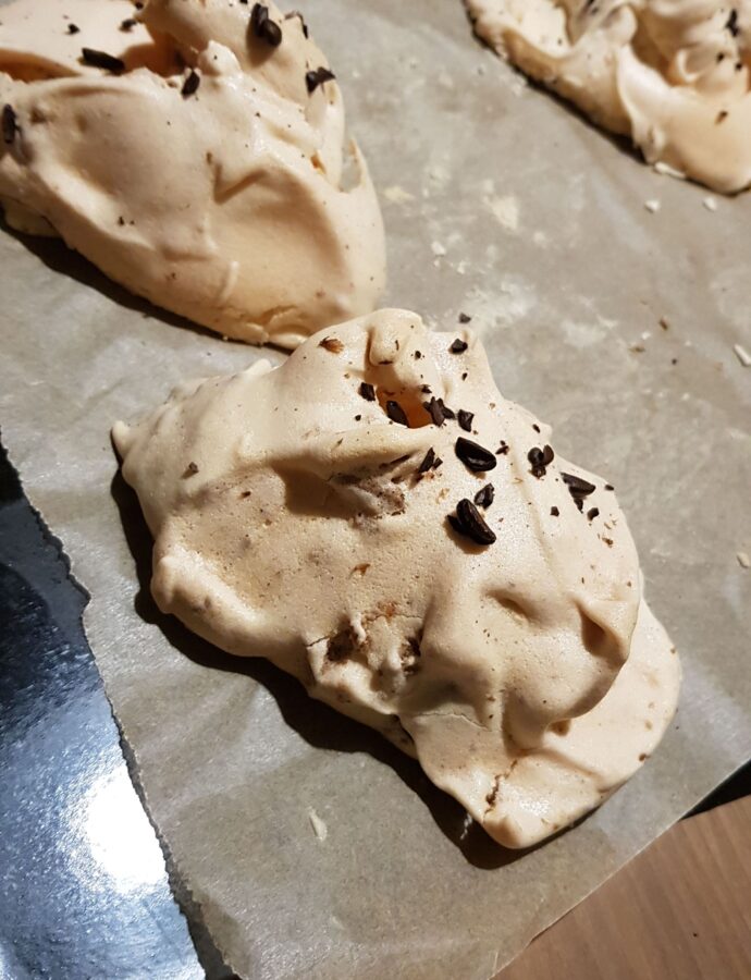 Meringue with hazelnut butter