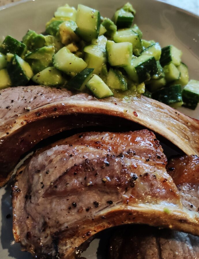 Grilled lamb cutlets with crushed avocado