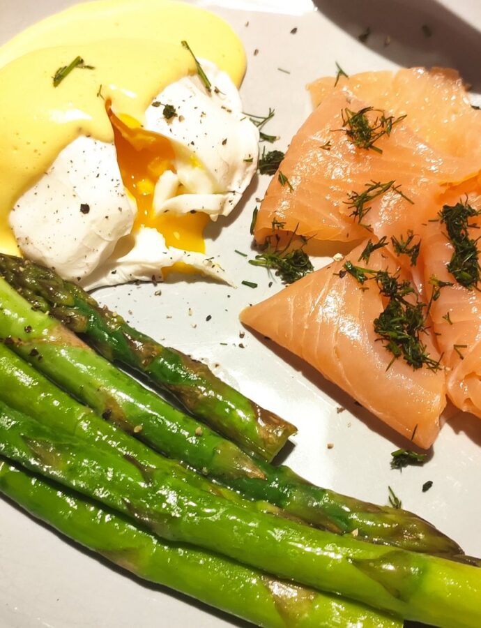 Poached Eggs, Hollandaise, Asparagus